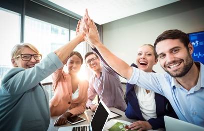 Mehrere Personen klatschen ab (high five)